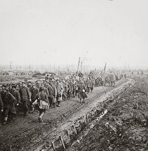 1918年，成千上万的德国士兵在桑布尔的德军最后溃败中被捕 作者 英国摄影师